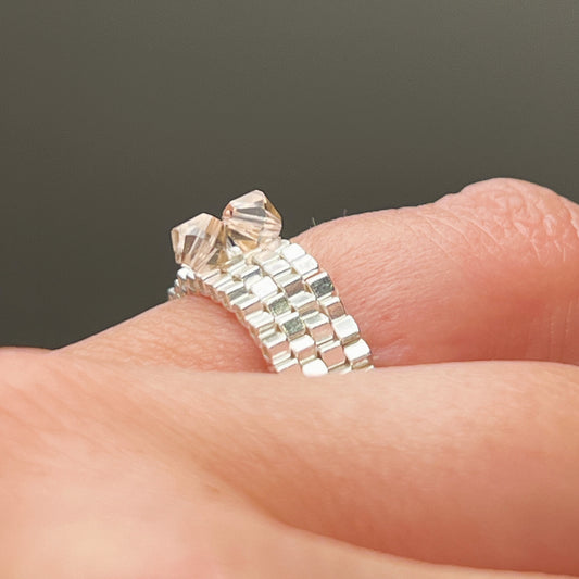 Anillo H🌞 mini cuadraditos de Plata tejidos a mano junto a dos cristales marca Swarovski original.