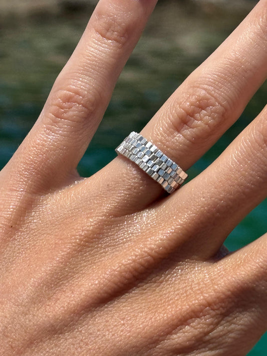 Anillo B✨ Antiestrés; mini cuadraditos de Plata Tejidos a mano con un brillo de otro mundo✨